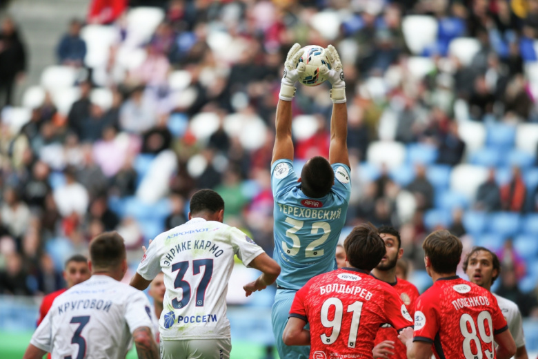 Игнат Тереховский («Акрон») ловит мяч в матче 23-го тура РПЛ в Самаре