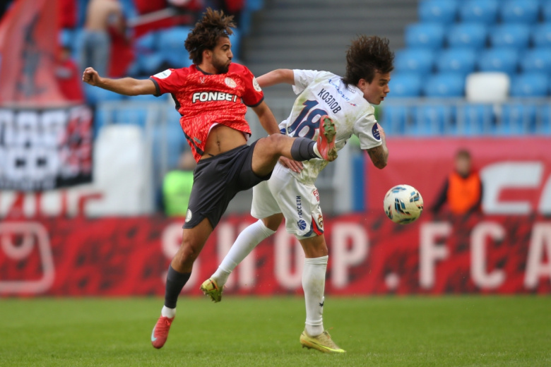 Эдгар Севикян («Акрон») и Данила Козлов (ЦСКА) в матче 23-го тура Российской премьер-лиги (РПЛ) в Самаре