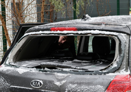 В Белгороде обломки дрона повредили автобус и легковой автомобиль