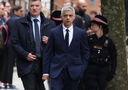 Телохранители мэра Лондона потеряли на улице сумку с оружием