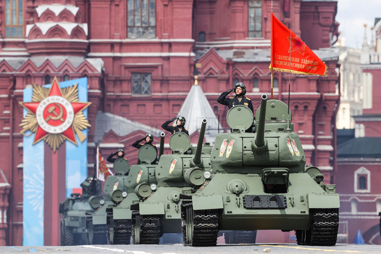 Танки Т-34-85 во время генеральной репетиции парада в Москве