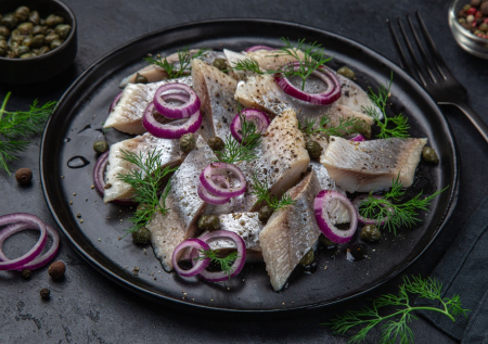 Маринад для селедки, который полностью убирает вкус сырой рыбы: можно есть сразу