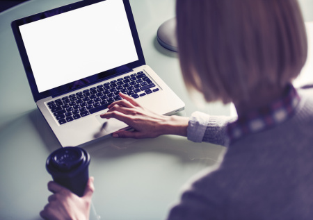 Депутата исключили из партии за улучшение фото с помощью ИИ