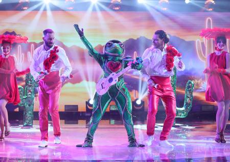 Шоу «Маска», сезон 7, выпуск 9: кто снял маску 5 апреля, кого раскрыли