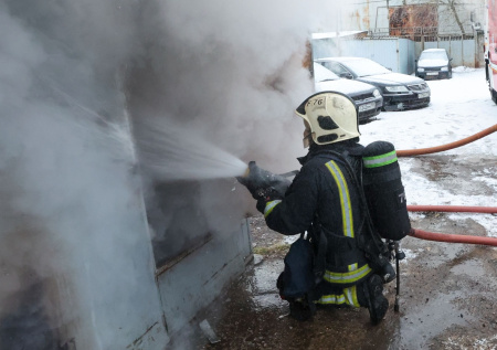 «Огонь распространился»: площадь пожара в Калининграде резко увеличилась