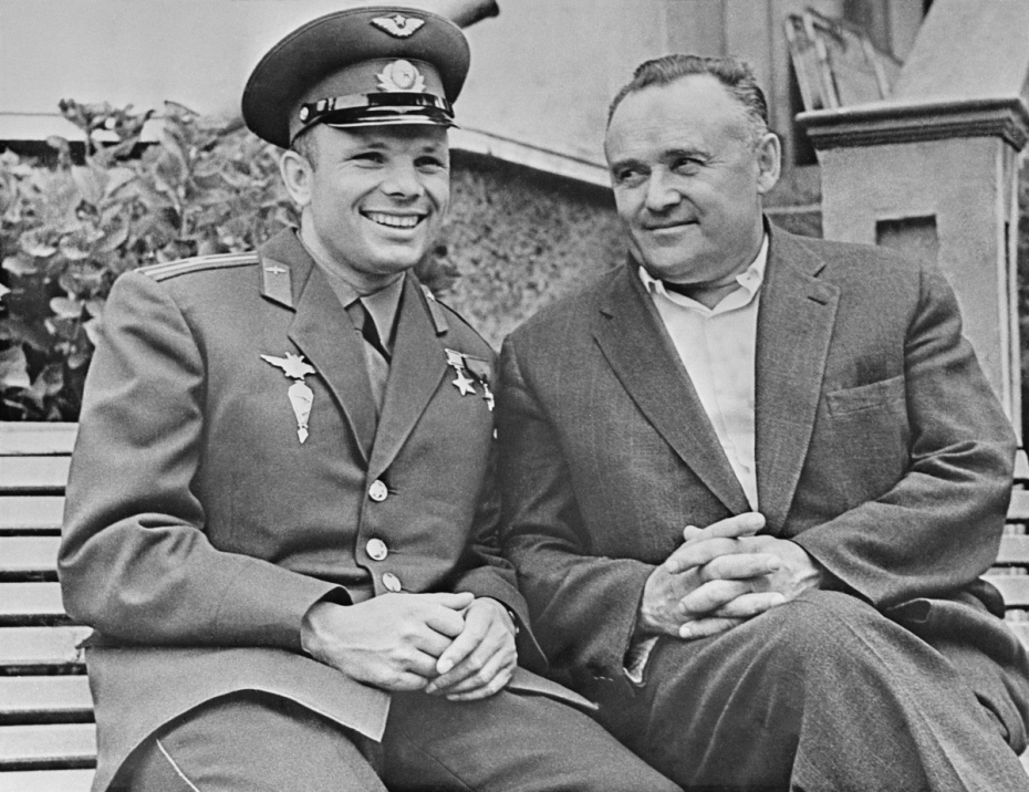 Летчик-космонавт СССР Герой Советского Союза Юрий Гагарин (слева) в гостях у генерального конструктора ракетно-космических систем Сергея Королева