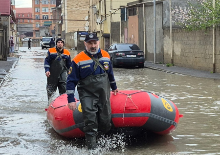 Волонтеры передали жителям Дагестана тысячу сапог и 40 тонн питьевой воды