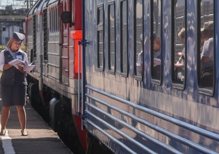 Мужчина выбросил проводницу из поезда