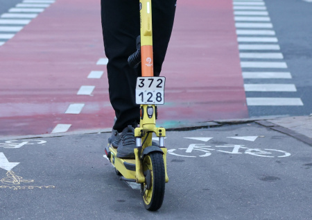 В Москве завели дело против сбивших пенсионера девушек на самокате