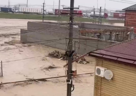 Плывущие по улицам Махачкалы холодильники и ворота попали на видео