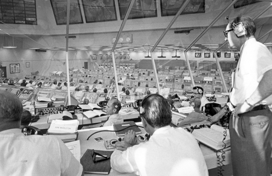 Космический центр имени Кеннеди (КС). Директор программы «Аполлон» генерал-лейтенант Сэмюэл К. Филлипс