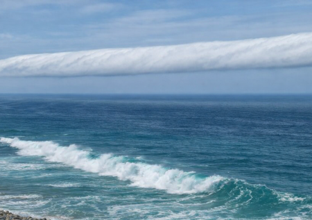 Гигантская «волна» появилась в небе над Черным морем