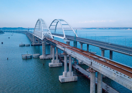 Движение по Крымскому мосту остановили по неизвестной причине