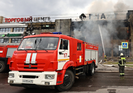 Женщина с ребенком оказались посреди пожара в ТЦ и смогли спастись