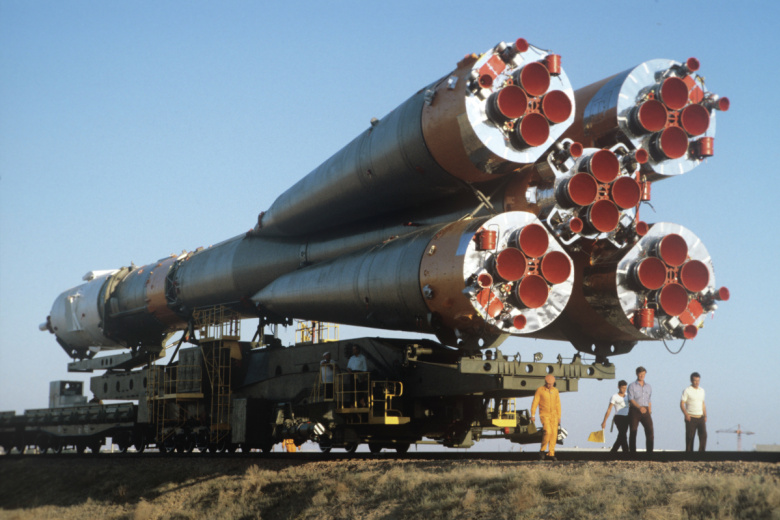 Космодром Байконур. Транспортировка ракеты-носителя с космическим кораблем «Союз Т-6» на стартовый стол