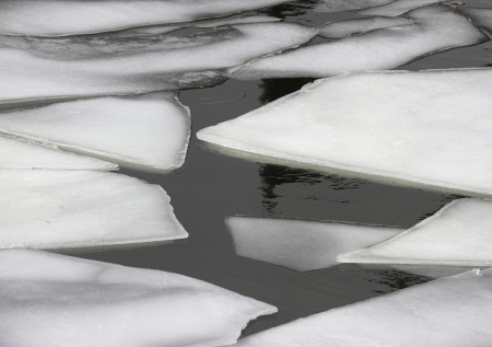Школьница провалилась под лед из-за пьяного мужчины