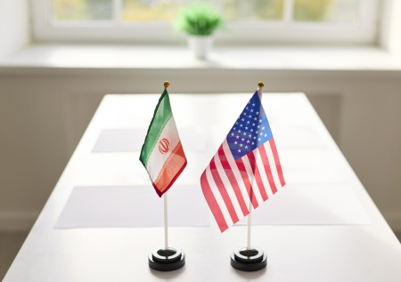 Американист ответил, какую деталь переговоров могут скрыть США и Иран