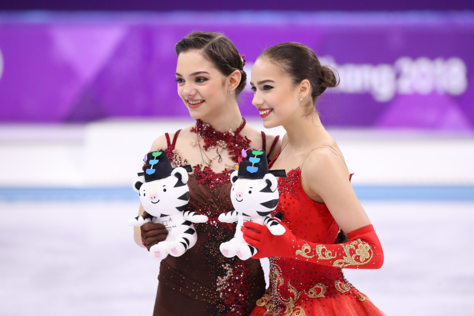 Евгения Медведева и Алина Загитова на церемонии награждения победительниц в произвольной программе на ледовой арене Каннын во время зимних Олимпийских игр 2018 года в Пхенчхане