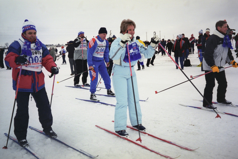 Губернатор Санкт-Петербурга Валентина Ивановна Матвиенко принимает участие в юбилейной, 20-ой гонке «Лыжня России». 2005 год.