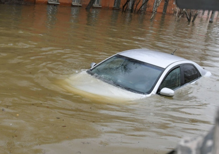 Житель Дагестана спас женщину с четырьмя детьми из тонущей машины