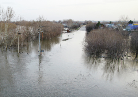 Мост через реку Уй под Курганом затопило