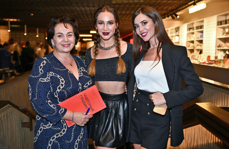 Ольга Бузова (в центре) с мамой Ириной (слева) и сестрой Анной после премьерного показа спектакля «Чудесный грузин» в МХАТ им. Горького, 2021 год