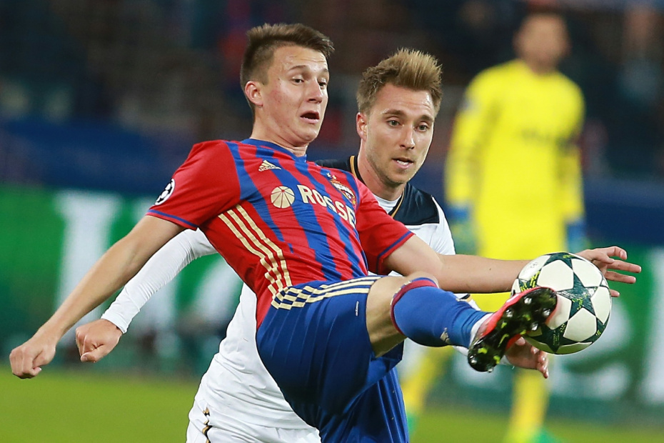 Игрок ЦСКА Александр Головин и игрок «Тоттенхэма» Кристиан Эриксен в матче группового этапа Лиги чемпионов УЕФА сезона-2016/17