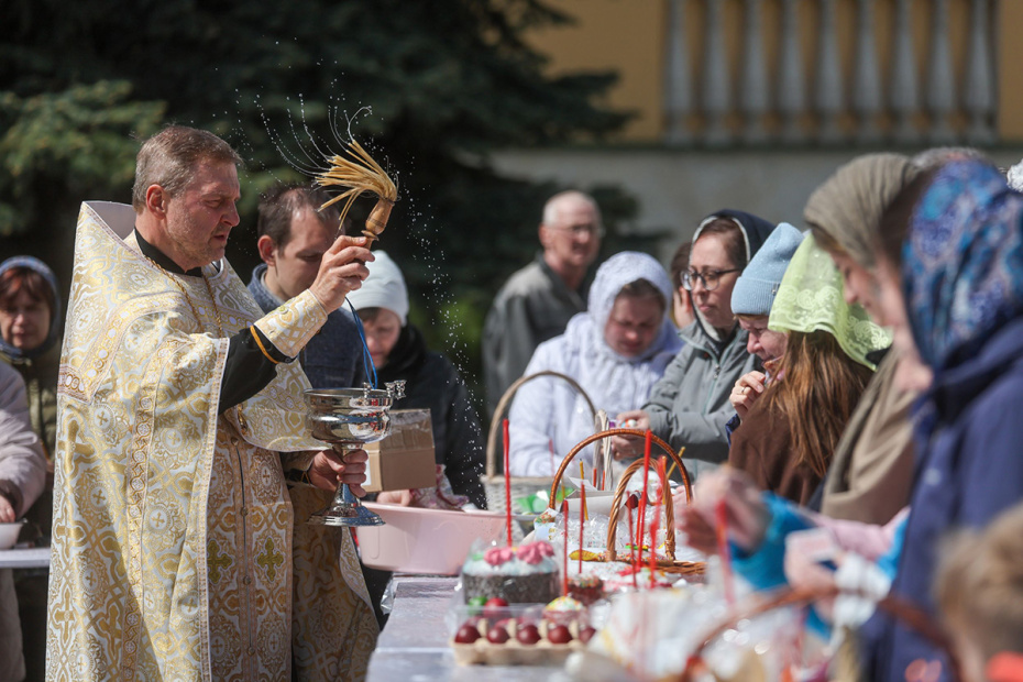 Освящение пасхальных яиц и куличей во время празднования Пасхи