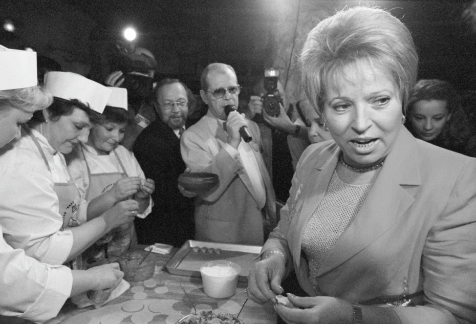 Вице-премьер правительства РФ Валентина Матвиенко лепит вареники на Фестивале украинских вареников. 2002 год.