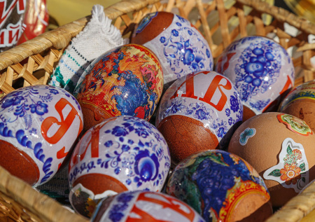 Россиянам рассказали, какими наклейками нельзя декорировать пасхальные яйца