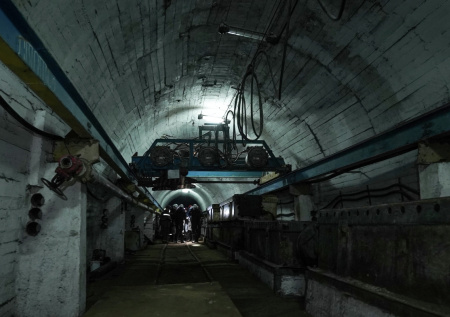 Возобновлена подача электроэнергии на шахту, где застряли горняки