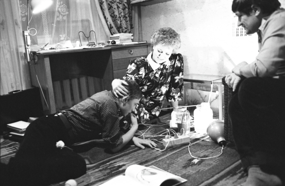 Заместитель председателя исполкома Ленинградского городского Совета народных депутатов по вопросам культуры и образования Валентина Ивановна Матвиенко дома с мужем Владимиром Васильевичем Матвиенко (справа) и сыном Сергеем (слева).