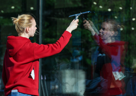 Химик рассказала, как помыть окна без специальных средств