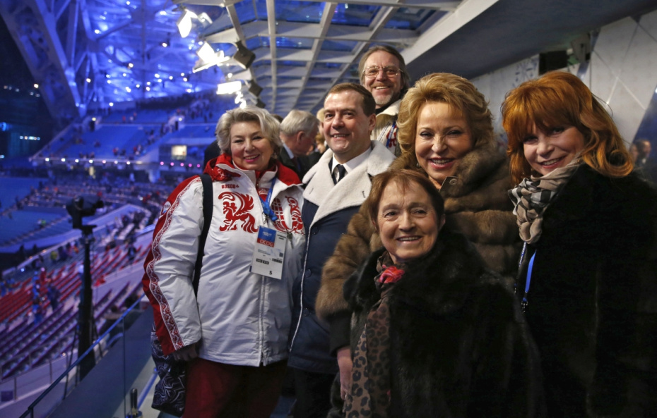 Председатель правительства России Дмитрий Медведев (в центре) после церемонии открытия ХХII зимних Олимпийских игр в Сочи. Справа налево — Олимпийская чемпионка, заслуженный мастер спорта Наталья Бестемьянова, председатель Совета Федерации Валентина Матвиенко. 2014 год.