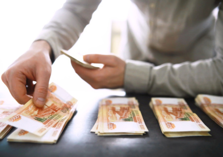 Названа отрасль в России, где средняя зарплата выше 550 тыс. рублей