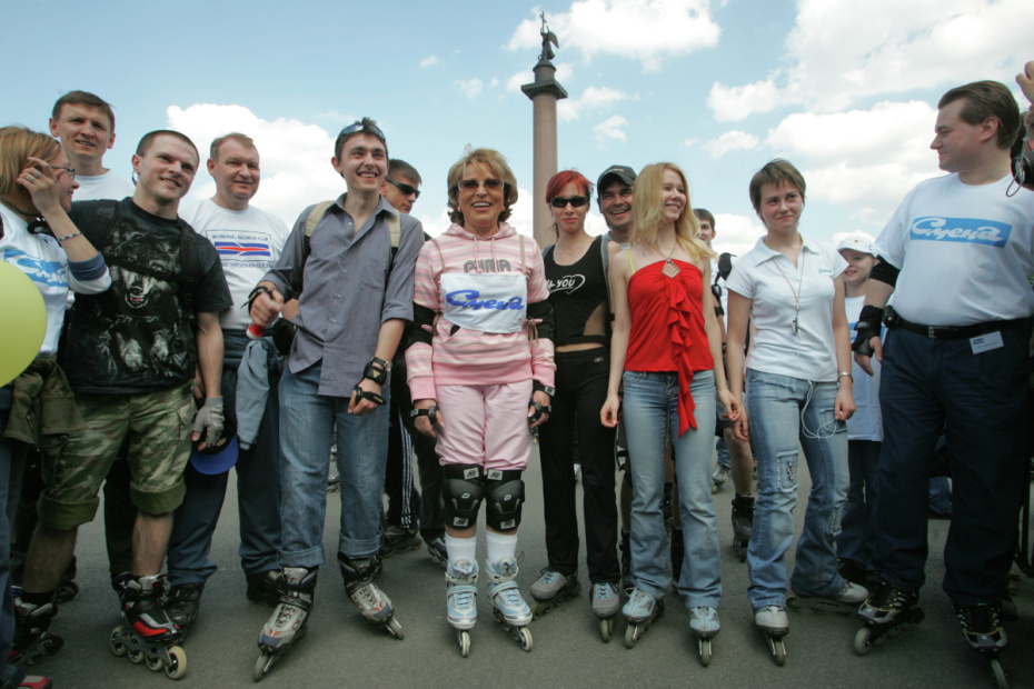 Губернатор Петербурга Валентина Матвиенко (в центре) приняла участие в пробеге по улицам города на роликовых коньках. 2007 год.