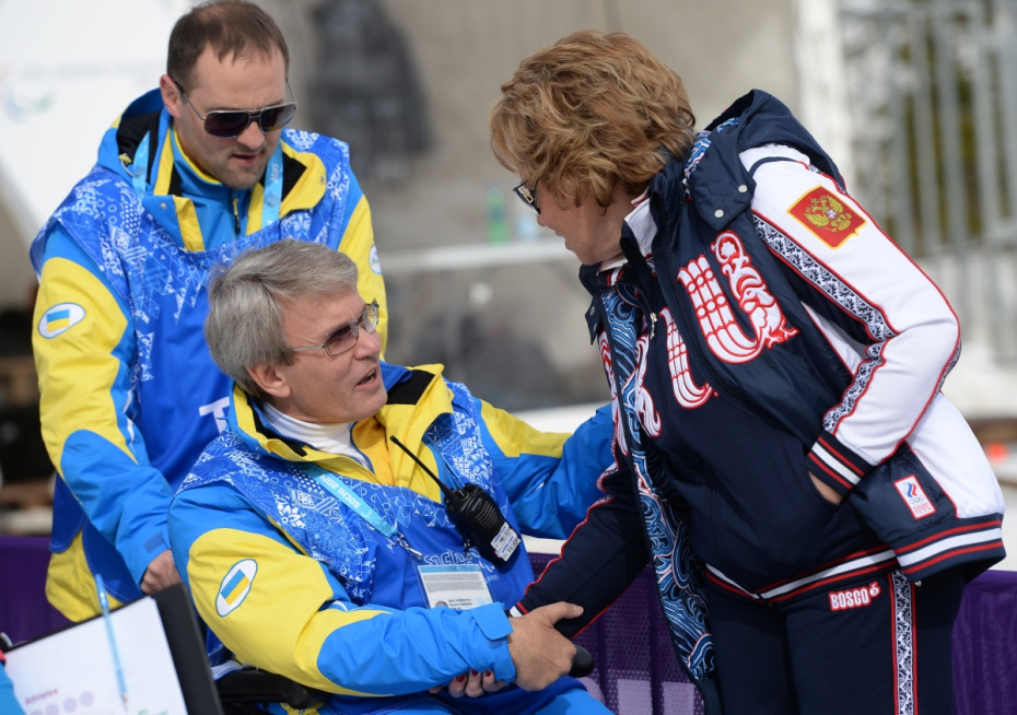 Президент Национального паралимпийского комитета (НПК) Украины Валерий Сушкевич (в центре) и председатель Совета Федерации РФ Валентина Матвиенко на соревнованиях по биатлону на XI Паралимпийских зимних играх в Сочи. 2014 год.