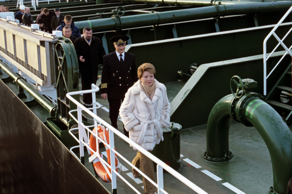 Губернатор Санкт-Петербурга Валентина Ивановна Матвиенко принимает участие в торжественной церемонии передачи танкера «Троицкий мост», построенного на судостроительном заводе «Адмиралтейские верфи» российской компании «Совкомфлот», 2009 год