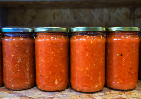 Врач ответил, можно ли уничтожить ботулизм при домашней консервации