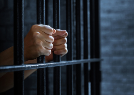 Более 400 россиян находятся под арестом во Франции