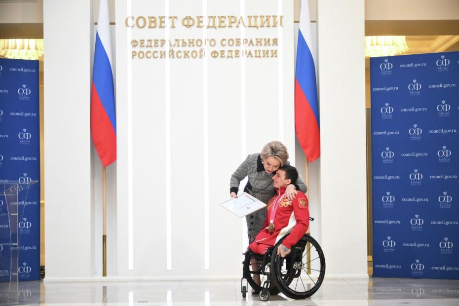 Председатель Совета Федерации РФ Валентина Матвиенко вручает благодарность российскому спортсмену — участнику XIV Паралимпийских зимних игр Ивану Голубкову на встрече в Совфеде. 2025 год.
