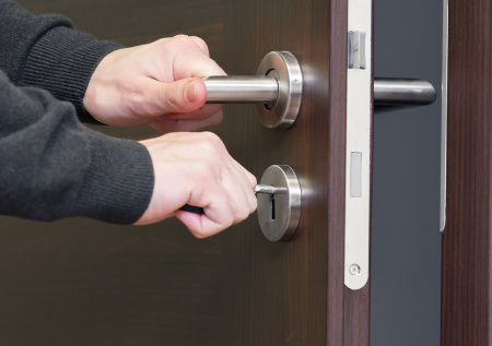 Психолог раскрыла, как распознать навязчивое желание проверять все вокруг