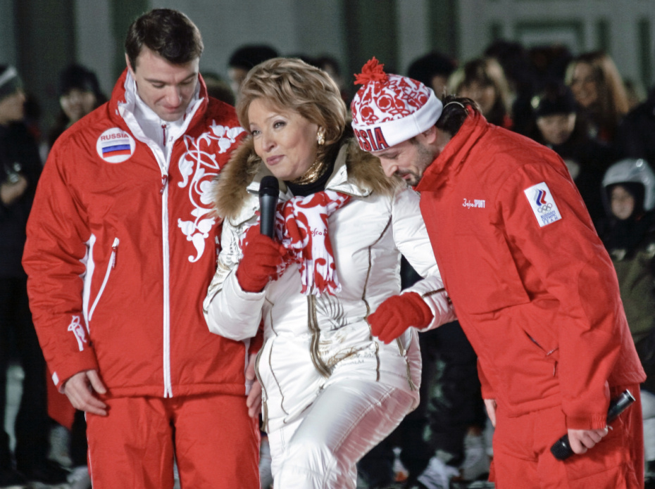 Олимпийский чемпион по фигурному катанию Антон Сихарулидзе, губернатор Санкт-Петербурга Валентина Матвиенко и чемпион мира, фигурист Илья Авербух (слева направо) на открытии ледового катка на Дворцовой площади Санкт-Петербурга. 2007 год.