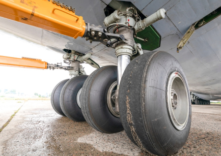 Машина врезалась в российский самолет в аэропорту Стамбула