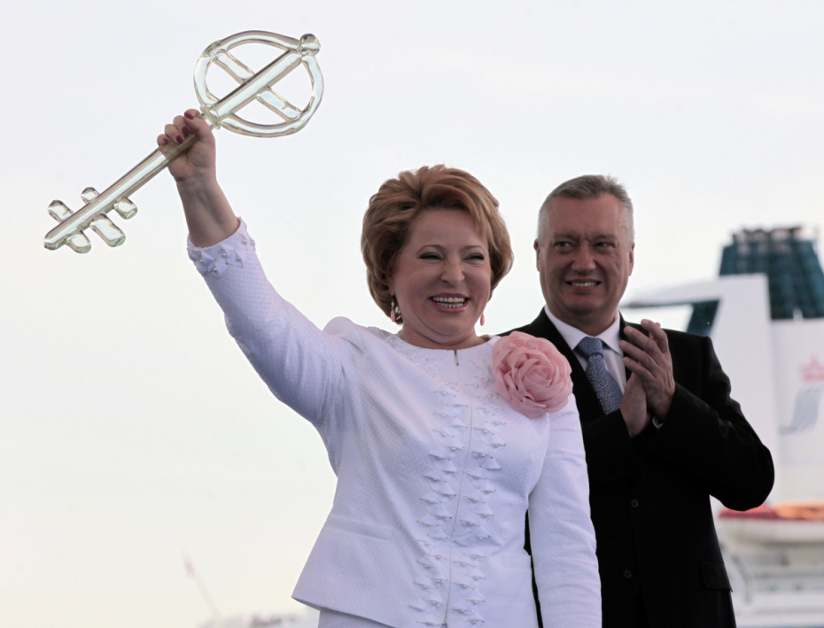 Губернатор Санкт-Петербурга Валентина Матвиенко на церемонии торжественной передачи специализированного пассажирского порта «Морской фасад» Санкт-Петербургу. 2011 год.