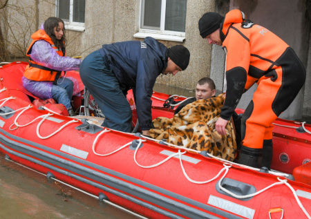 Спасатели эвакуируют жителей села Андреевка в Дагестане