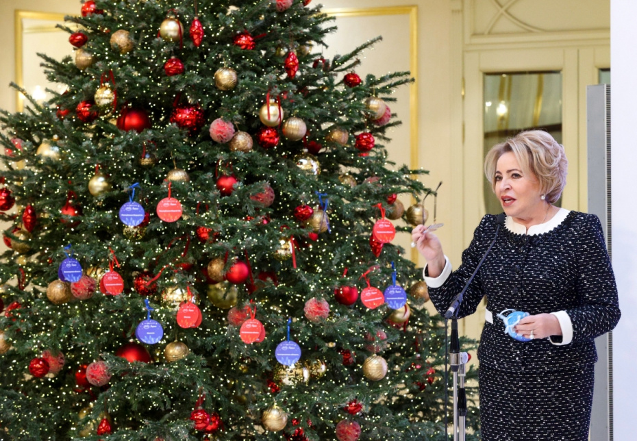 Председатель Совета Федерации РФ Валентина Матвиенко принимает участие в ежегодной благотворительной акции «Ёлка желаний» в Совете Федерации РФ в Москве. 2025 год.