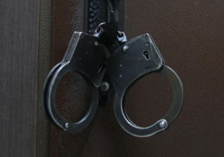 Юрист ответил, что грозит вытолкнувшему проводницу из поезда дебоширу