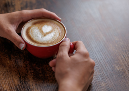 Биохимик рассказала, как вечерний кофе ворует красоту и молодость