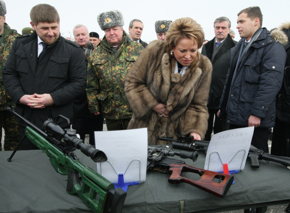 Глава Чечни Рамзан Кадыров, командующий внутренними войсками МВД России Николай Рогожкин и спикер СФ Валентина Матвиенко (слева направо) во время посещения 46-й отдельной бригады оперативного назначения Северо-Кавказского регионального командования внутренних войск МВД России. 2012 год.